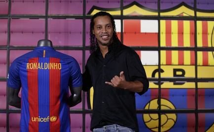 Presentan a Ronaldinho como embajador del Barcelona