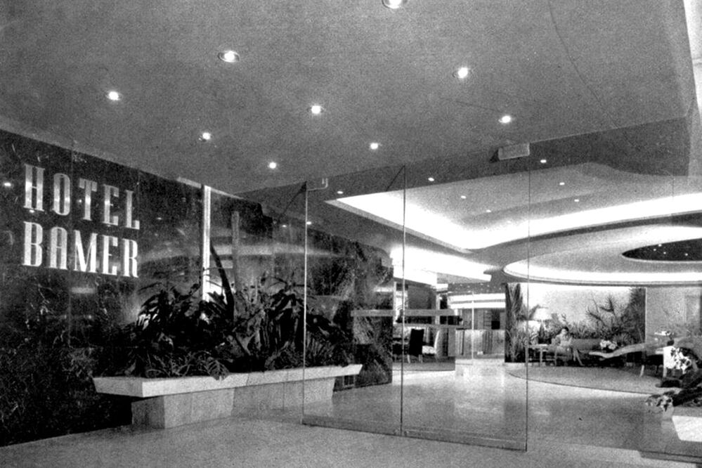 La moderna y lujosa entrada principal del Hotel Bamer, situado en la esquina de la avenida Juárez y Luis Moya, en una fotografía tomada poco después de su inauguración en 1953. Imagen: Col. Villasana-Torres