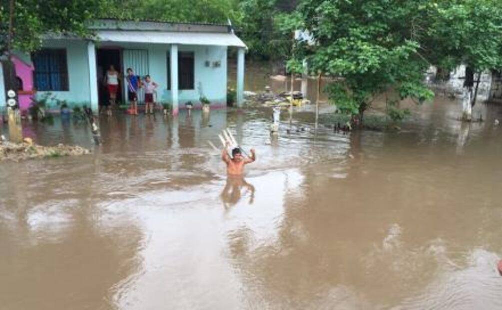 Anegaciones por lluvia afectan a 220 familias en Tuxtepec, Oaxaca