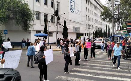 Trabajadores periciales del Tribunal Superior de Justicia de CDMX realizan bloqueo frente al búnker de Fiscalía; exigen pagos de retroactivos