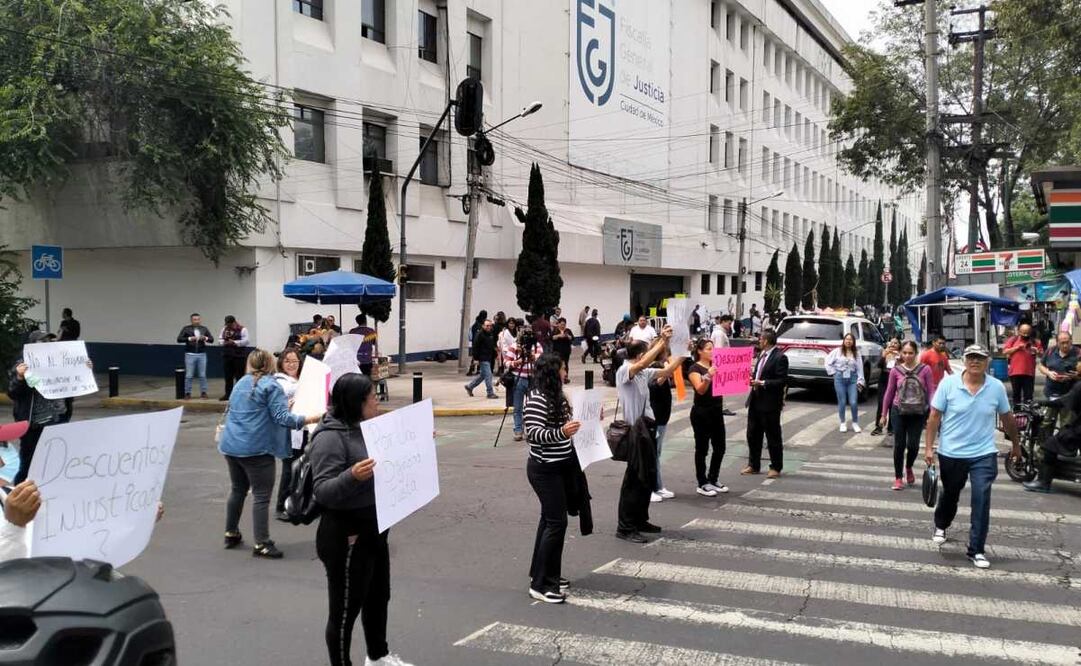 Trabajadores de periciales del TSJCDMX bloquearon la vialidad frente al búnker de la Fiscalía (12/06/2025). Foto: Especial