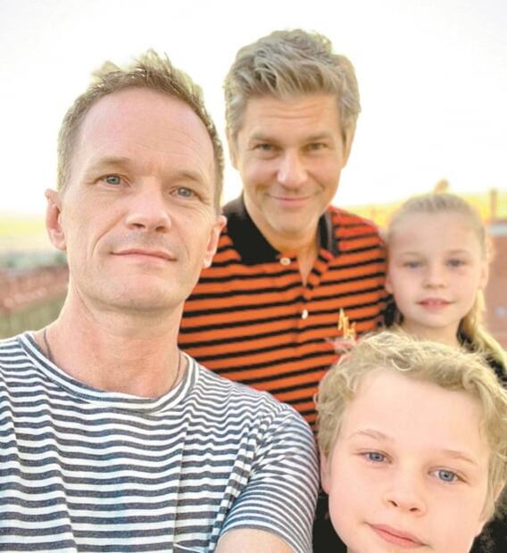 Tan France y otros famosos queer que son (o van a ser) padres