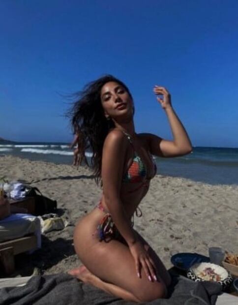 María Chacón muestra con orgullo sus estrías en bikini multicolor