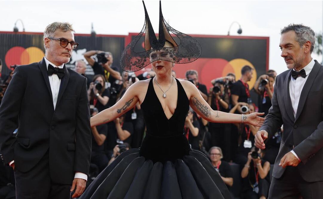 El actor estadounidense Joaquin Phoenix, la cantante y actriz estadounidense Lady Gaga y el director estadounidense Todd Phillips llegan para el estreno de "Joker: Folie a Deux" en la 81ª edición anual del Festival de Cine de Venecia.