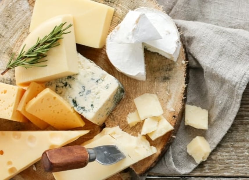 Prepara tu propia tabla de quesos franceses paso a paso y disfrútala en casa como todo un experto