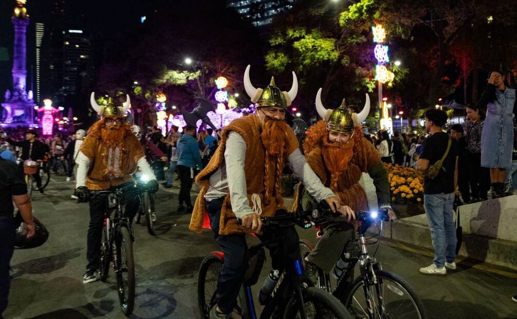Miles de personas asistieron al Paseo Nocturno de Día de Muertos.
Foto: Hugo Salvador/El Universal