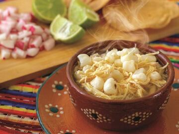 Prepara pozole con la receta del chef Aquiles Chávez
