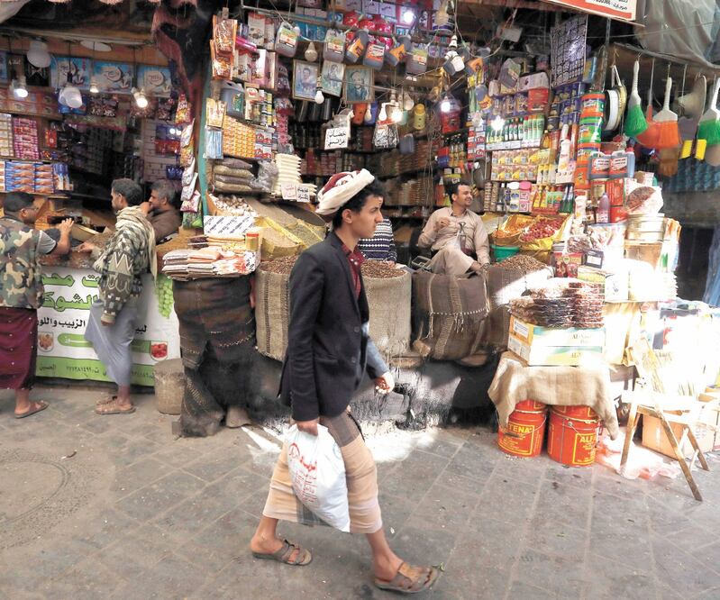 Un yemení pasa por un mercado popular en Saná. Foto: YAHYA ARHAB. EFE