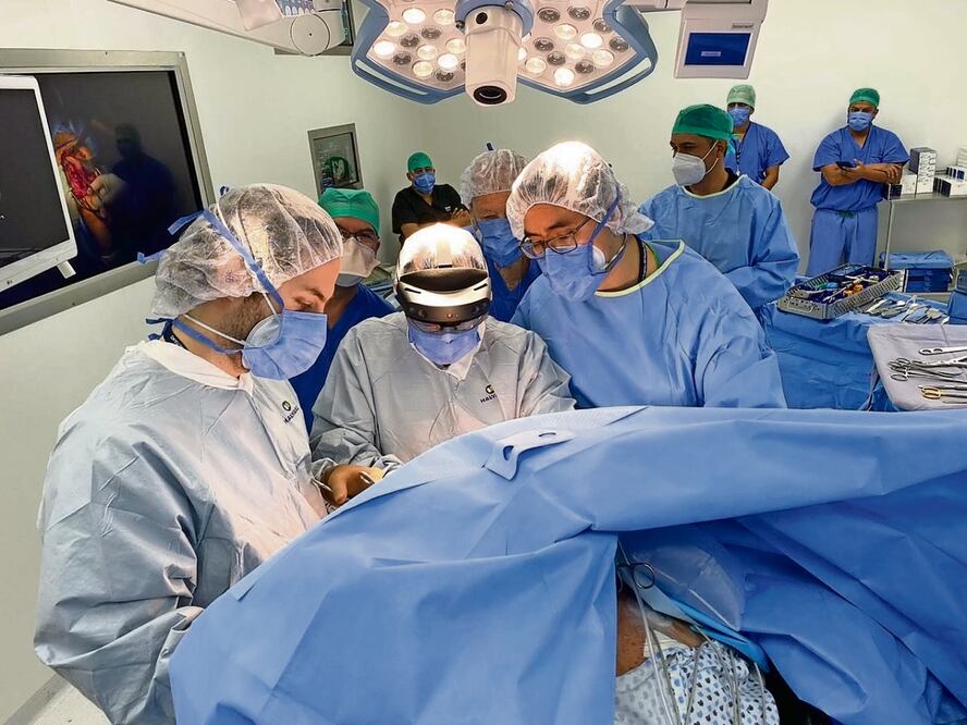 En 2020 el doctor Michell Ruiz Suárez, cirujano ortopedista, hizo la primera cirugía de “realidad mixta” con la participación de colegas de Brasil y Francia. Foto: Paola Reyes EL UNIVERSAL