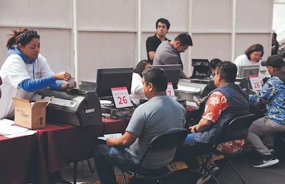 Madrugan y estudian para obtener licencia