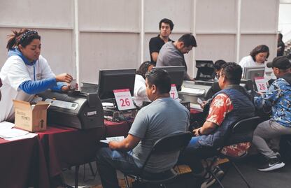 Madrugan y estudian para obtener licencia