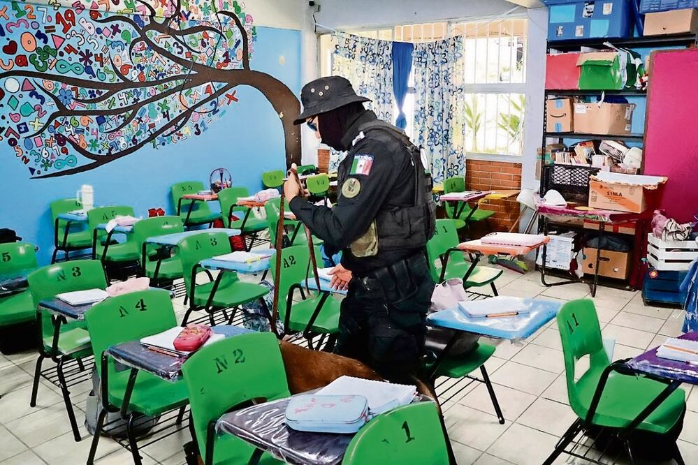 La policía municipal realiza la revisión siempre con la participación de docentes y padres de familia. Foto: Especial