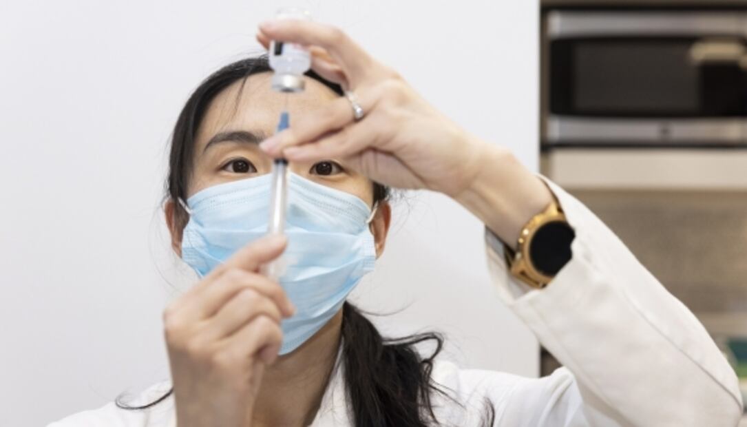 Las vacunas no detendrán al coronavirus por sí solas: estudio
