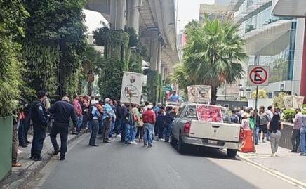 Integrantes de una organización bloquean Periférico frente a la Secretaría del Trabajo; exigen compensaciones económicas