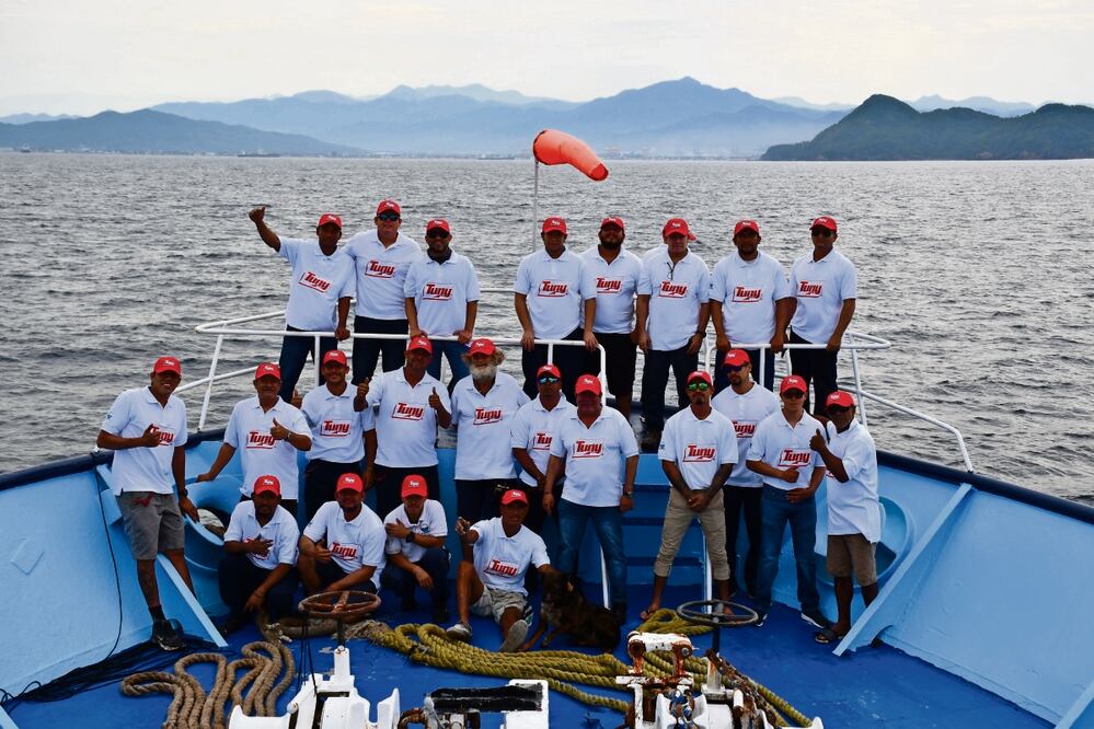 La tripulación llevaba 34 días en el océano pescando atún cuando les reportaron una nave con un hombre a bordo, quien les hacía señales; “parecía llevar mucho tiempo a la deriva”, describen. Foto: Especial