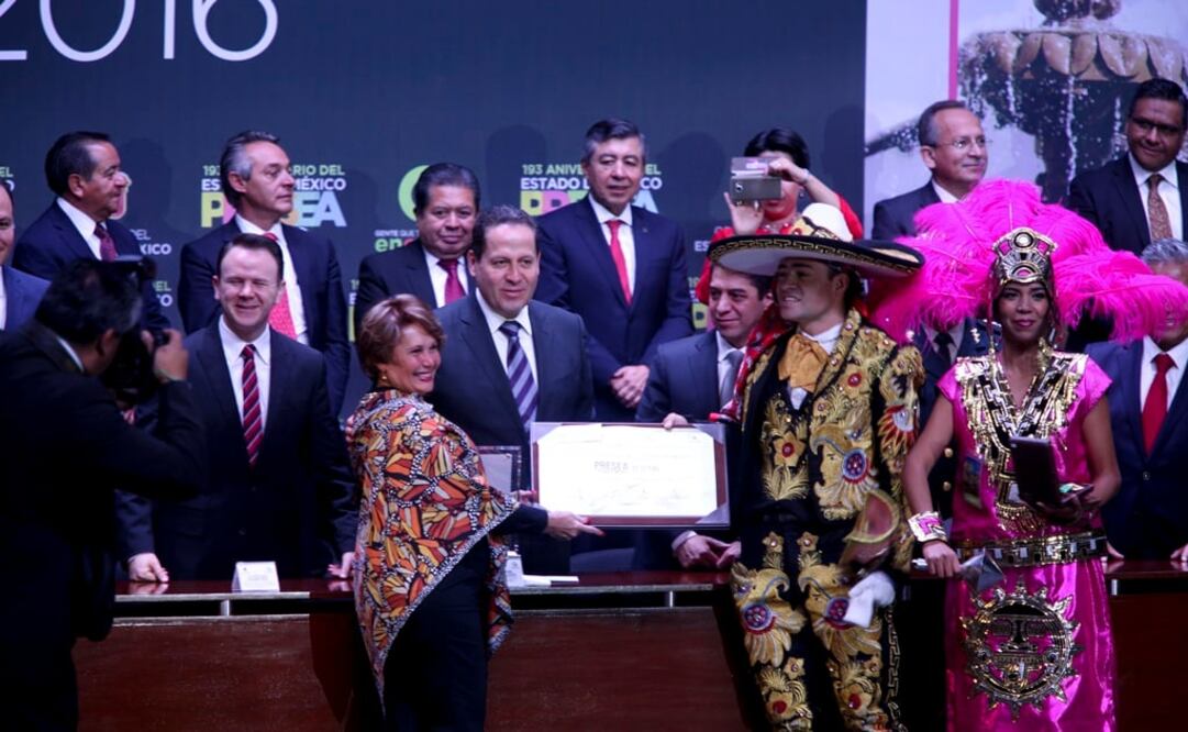 Eruviel Ávila encabezó la entrega de la Presea Estado de México 2016. (Foto: Jorge Alvarado/El Universal)