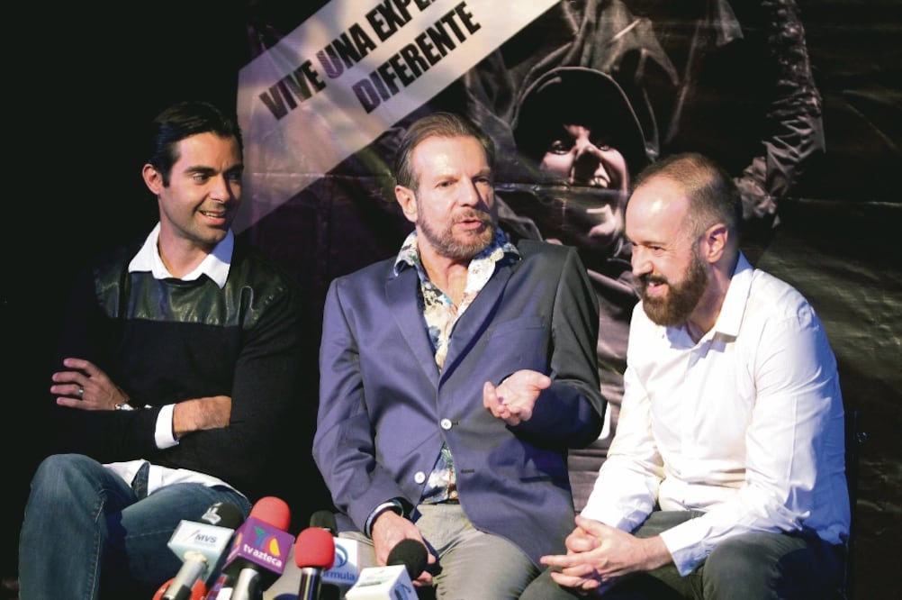 Al mismo tiempo. Ernesto actúa con Alejandro Tomassi (centro) en La Dama de Negro. (CARLOS MEJIA. EL UNIVERSAL)