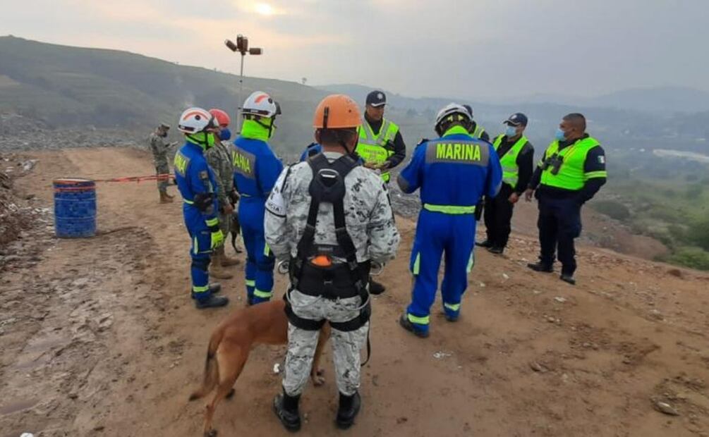 Al lugar seis binomios caninos expertos en búsqueda y rescate de personas atrapadas bajo escombros, aunque en este caso es bajo basura pestilente. Foto: Especial