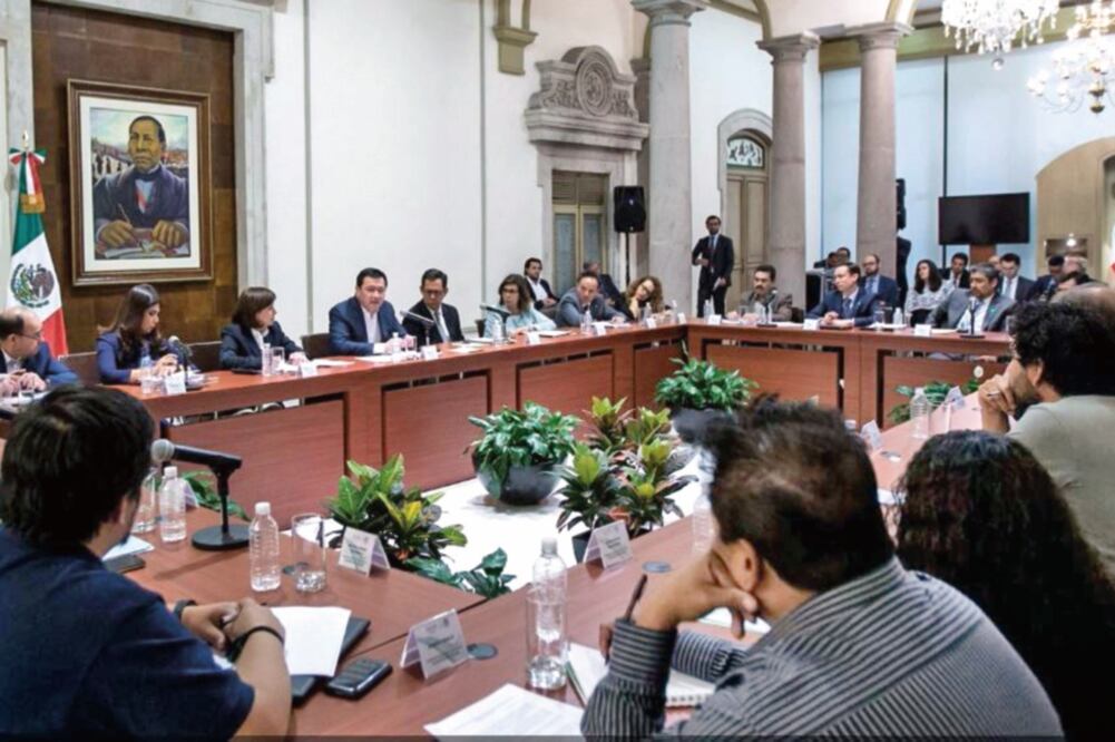 El secretario de Gobernación, Miguel Ángel Osorio Chong, se reunió con organizaciones y familiares de personas desaparecidas. (IMAGEN TOMADA DE TWITTER)