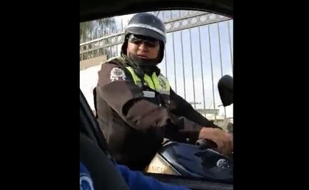 "No le hagas a la mam..."; Captan a policía de Cuautitlán amedrentando a automovilista 