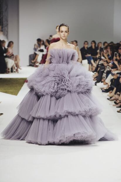 Ariana Grande triunfa con vestido de princesa en los Grammys 2020