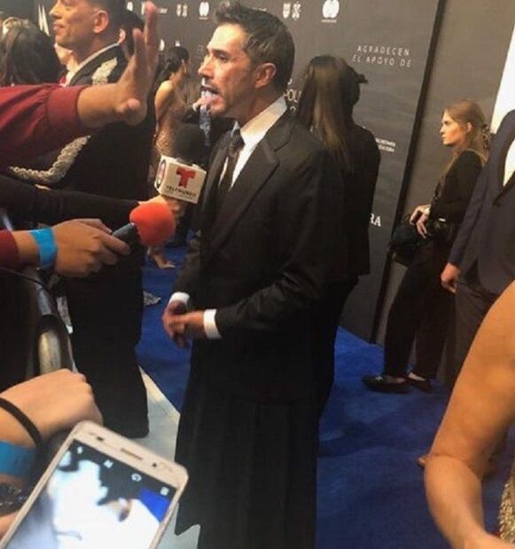Sergio Mayer ha dicho en varias ocasiones su gusto por las faldas. Foto: Especial