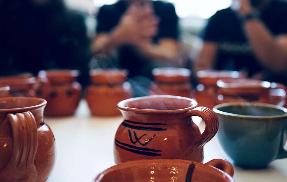 El piloncillo, la canela y el clavo son esenciales para lograr el sabor característico del café de olla. Foto: Unsplash