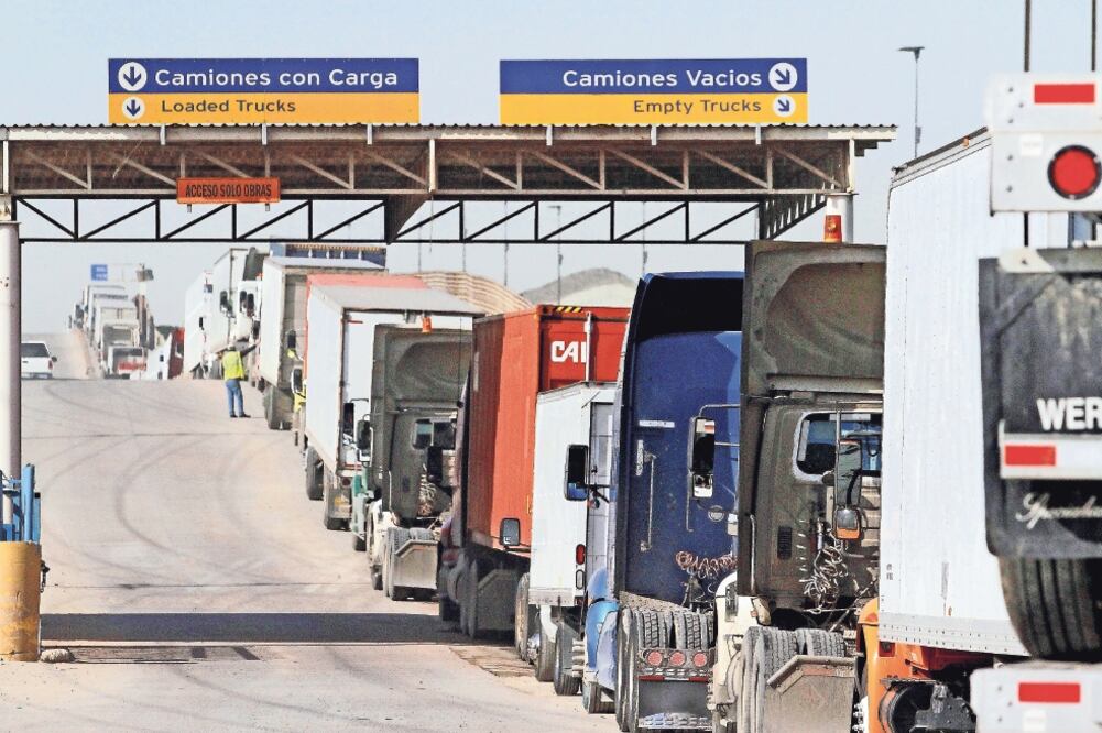 Transpor te. Se podría plantear dar marcha atrás al acuerdo camionero que permite la entrada de transportes de EU a México, y viceversa (ARCHIVO EL UNIVERSAL)