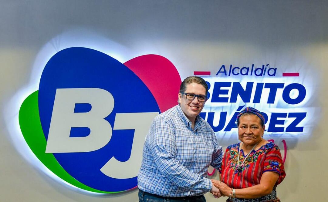 Recibe Luis Mendoza a Rigoberta Menchú; la activista instalará una AC en la Benito Juárez.
Foto: Especial