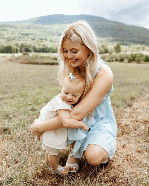 Mujer relata cómo es ser abuela a los 32 años y se vuelve viral