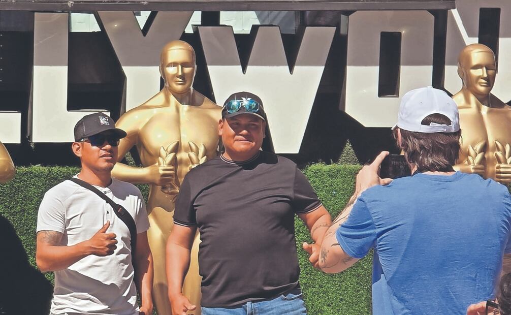 Aunque este año tomarse la foto con las estatuillas afuera de las tiendas es gratis, menos decidieron hacerlo en comparación con los anteriores. Foto: Jesús Díaz/ EL UNIVERSAL