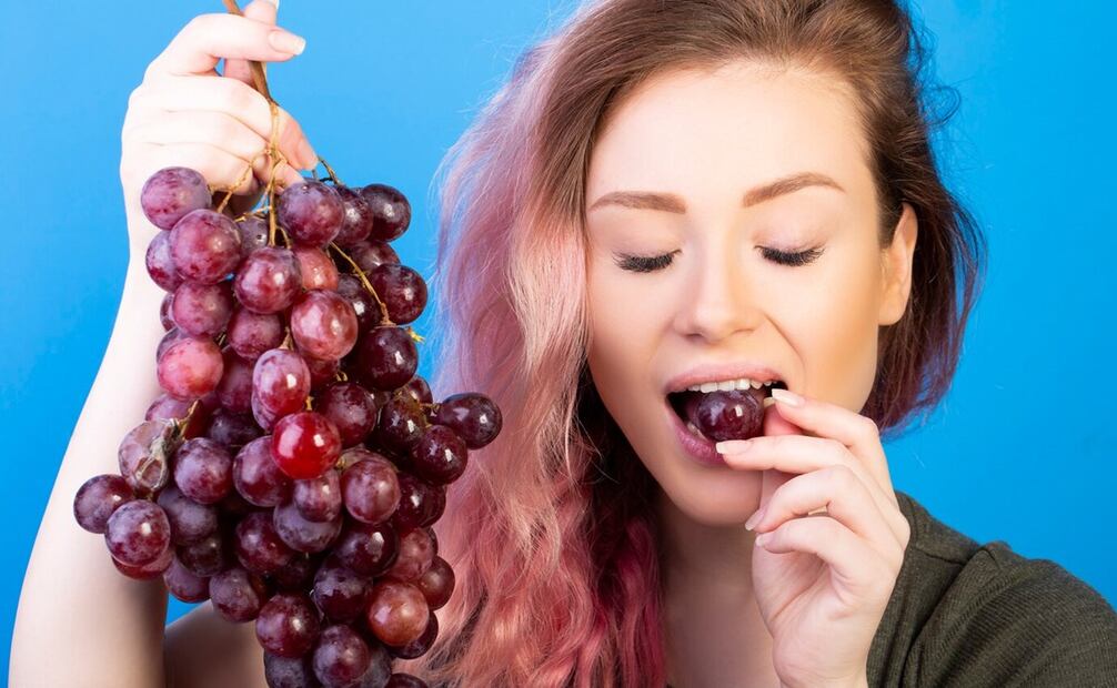 Comer 12 uvas para recibir el Año Nuevo es una tradición arraigada en México. Foto: Freepik