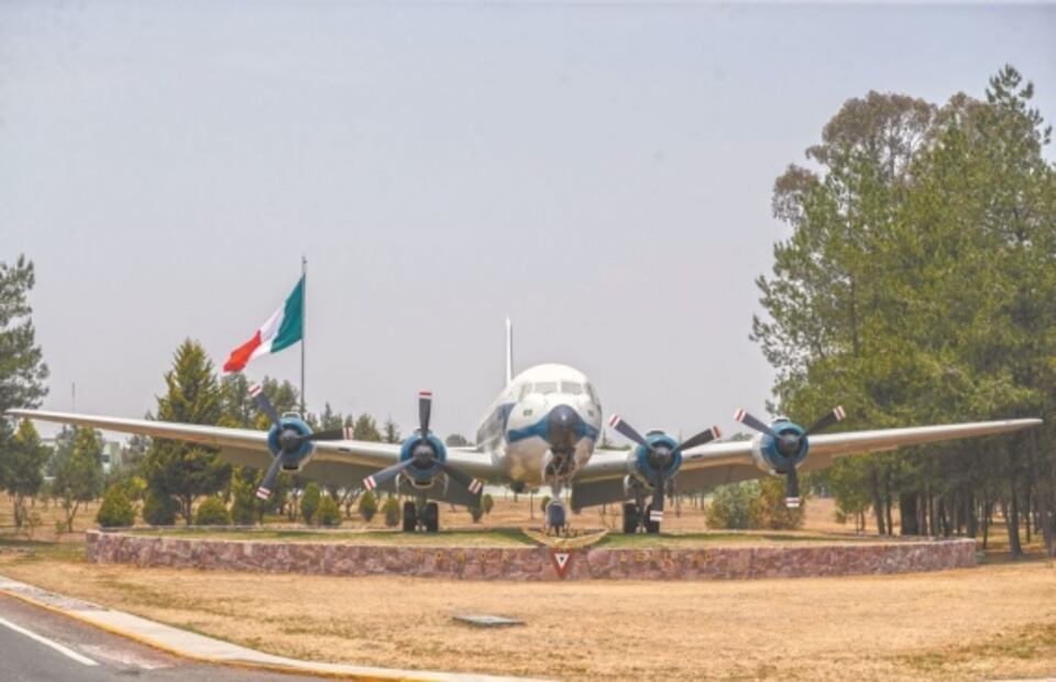 Semarnat ya tiene resolución sobre base de Santa Lucía