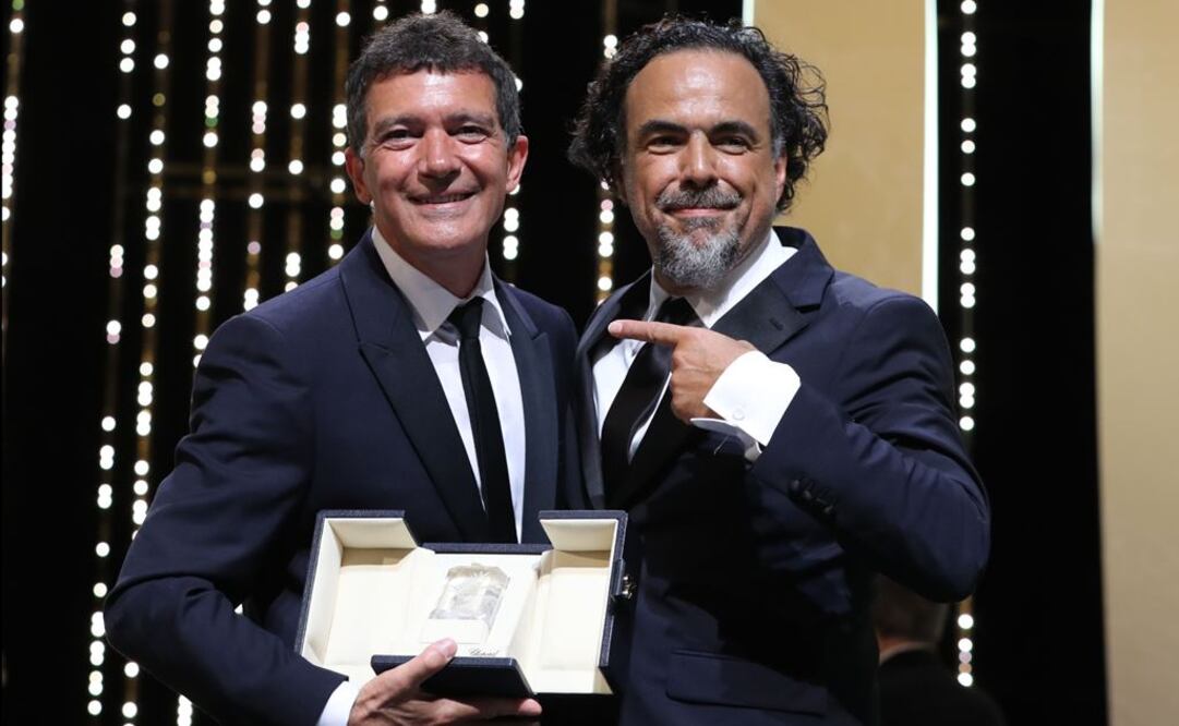 Antonio Banderas recibe el galardón de manos de Alejandro González Iñárritu, presidente del jurado en Cannes. Foto: AFP 