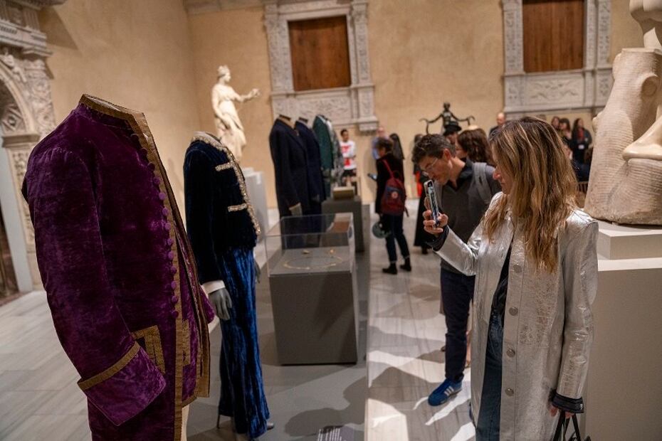 Trajes que formarán parte de la exposición "Superfine: Tailoring Black Style". Foto: EFE