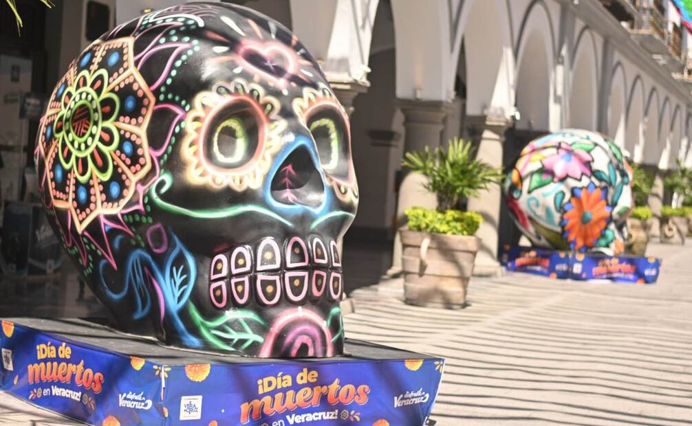 Se instalaron cuatro cráneos multicolores y una catrina gigante como parte de la decoración alusiva al Día de Muertos.
Foto: Especial.