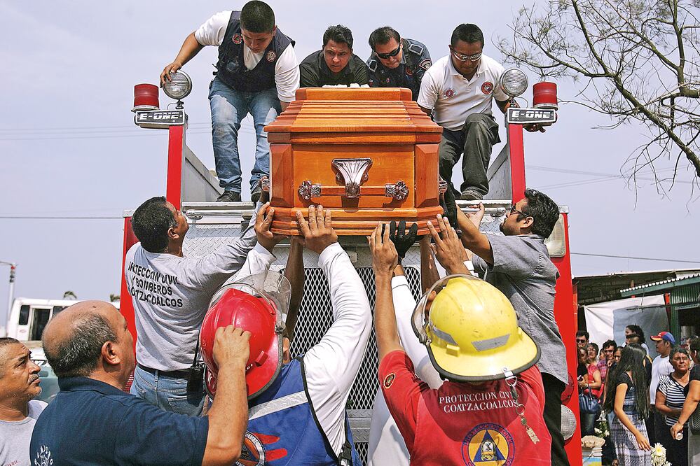En Coatzacoalcos despidieron al bombero Fredy Sánchez Lara, quien se encontraba en la planta y murió al intentar salvar a los trabajadores durante la explosión (ALEJANDRO ACOSTA. EL UNIVERSAL)