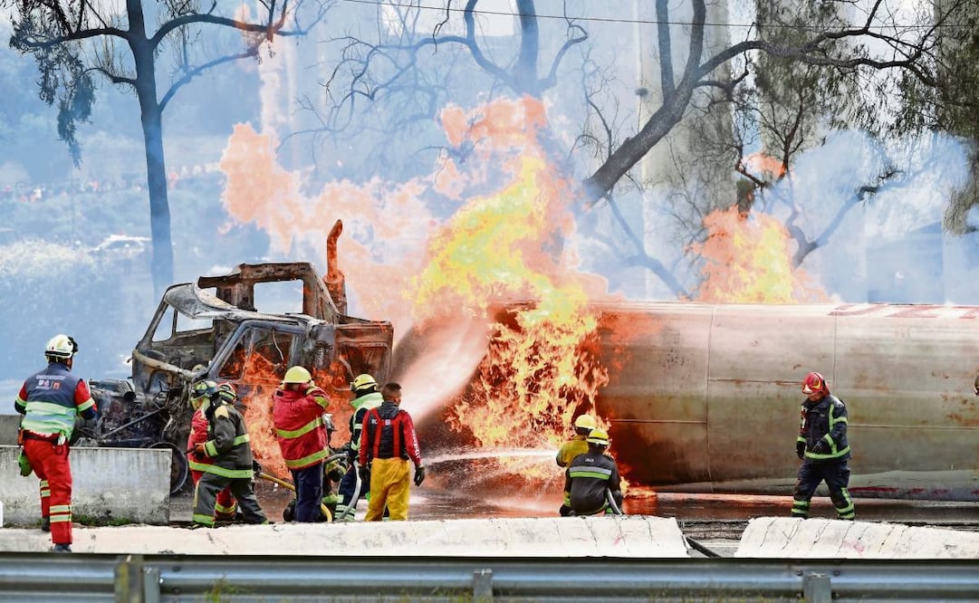 El 10 de septiembre una pipa de gas LP, propiedad de la empresa Silza, de grupo Tomza, se volcó y explotó cuando circulaba por el Puente de La Concordia, en la alcaldía Iztapalapa. El percance provocó la muerte de 32 personas, entre ellos el operador, y 52 personas hospitalizadas que ya fueron dadas de alta, entre ellas, la niña Jazlyn, quien fue rescatada del fuego por su abuela, quien murió días después debido a las quemaduras. En total, la fiscalía capitalina tiene ubicadas 144 víctimas con quienes se trabaja un acuerdo reparatorio. Se estimó en 480 millones de pesos el total de ese monto y hasta el 21 de diciembre se habían pagado 430 mdp. A raíz del accidente, la jefa de Gobierno, Clara Brugada, dio a conocer 13 puntos que establecen límites de velocidad, rutas y carriles específicos, regulación de horarios, así como controles reforzados a vehículos que
transporten este tipo de sustancias con el fin de garantizar que la ciudadanía transite de forma segura en la capital del país. Y se lanzará una app para dar seguimiento a los vehículos. Foto: Valente Rosas / EL UNIVERSAL