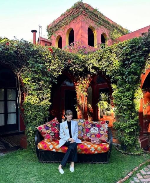 Lily Collins lleva el look ideal para pasear por San Miguel