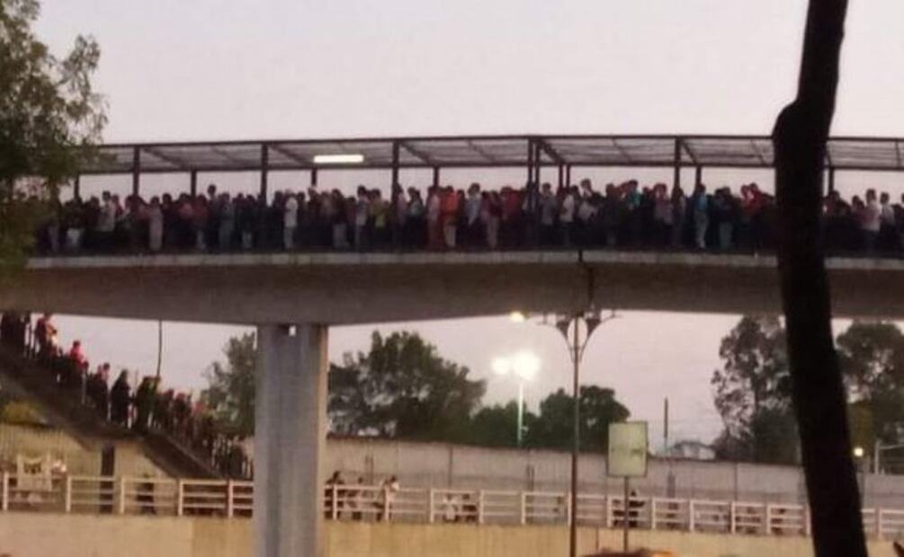 Línea 9; Tras supención de servicio usuarios saturan puentes para tomar RTP. Foto: Especial