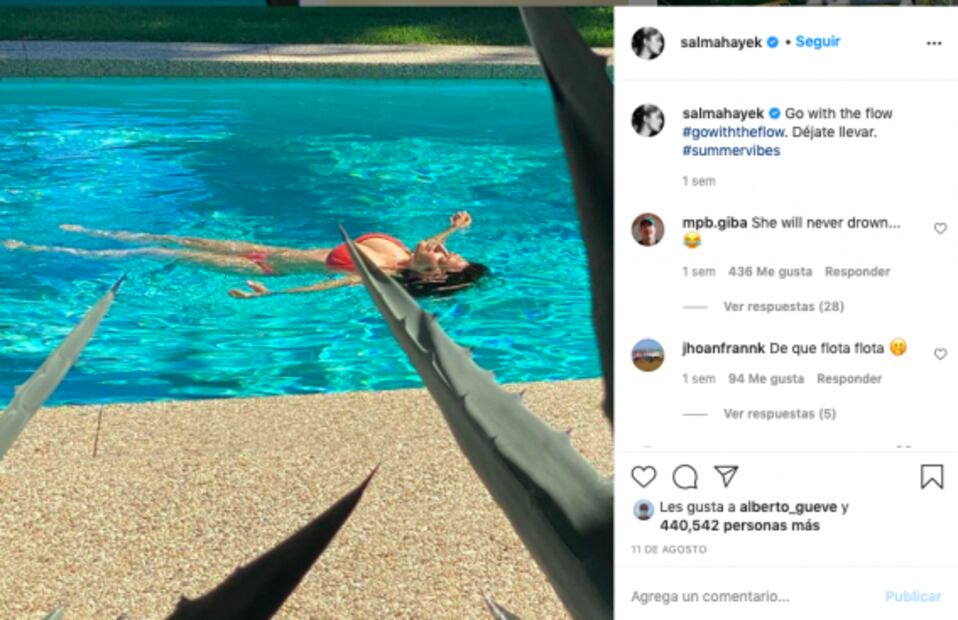 Salma Hayek tiene el bikini negro más sexy de la temporada