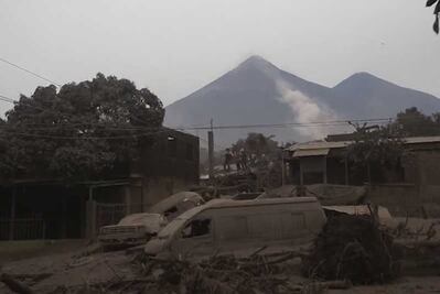 Crece a 69 el número de muertos por erupción de volcán en Guatemala