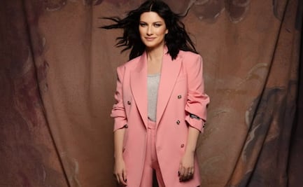 ¡Al suelo! Laura Pausini sufre tremenda caída en pleno concierto