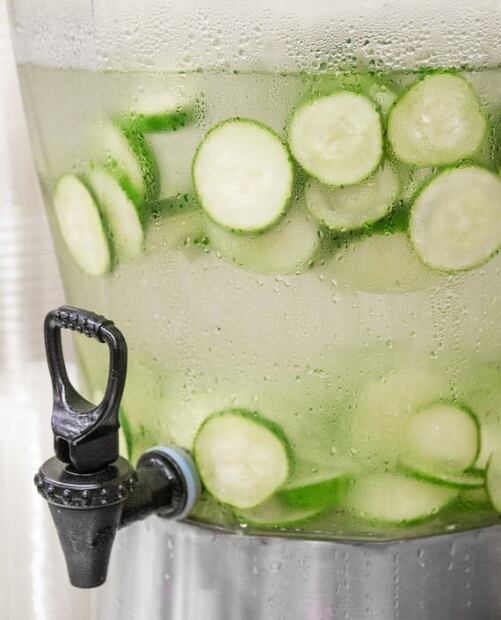 Beneficios de tomar agua de pepino con limón