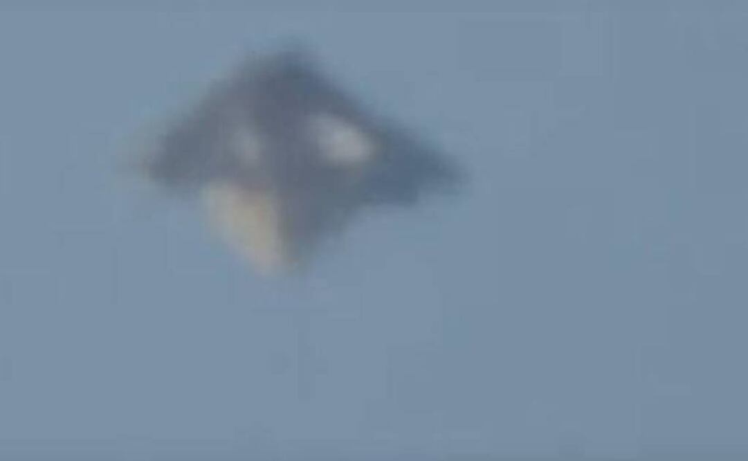 El cuerpo extraño volaba por los cielos. Foto: Captura YouTube