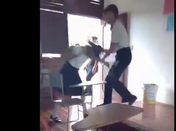 Circula en redes video en el que joven golpea a su compañera en escuela de Quintana Roo