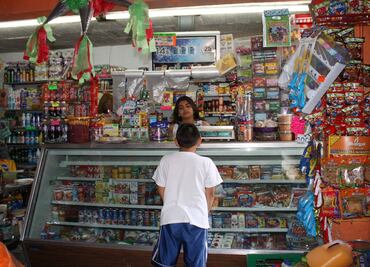 Tienditas pierden hasta 8 mil 500 pesos mensuales por prohibición a exhibir cigarros