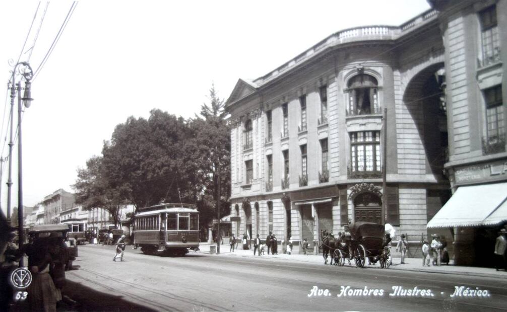 Una señora cruza con cuidado después del paso del tranvía en las inmediaciones del Panteón de San Fernando en la colonia Guerrero. Años veinte. Colección Villasana.