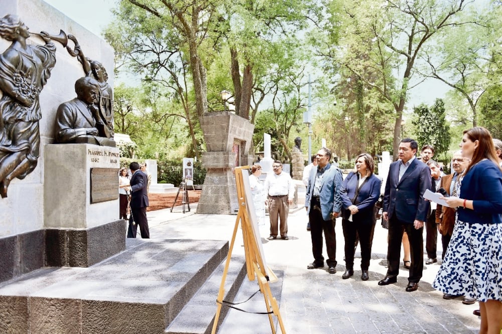 Osorio Chong, secretario de Gobernación, recorrió parte del Panteón Dolores acompañado por el director del INAH, Diego Prieto, y la delegada Xóchitl Gálvez . (SEGOB)