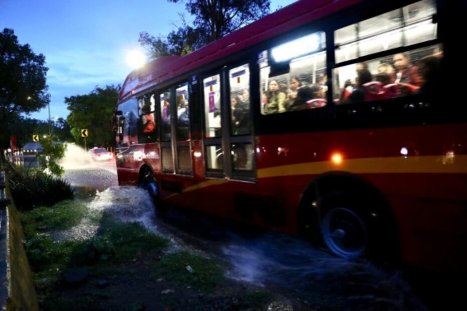 Inundaciones y encharcamientos colapsan vías en Iztapalapa y Tlalpan